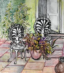 Chaises sur la terrasse, avec pots