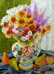 Pichet victorien avec fleurs mélangées, poires et cerises