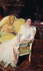 Clotilde assise sur le canapé