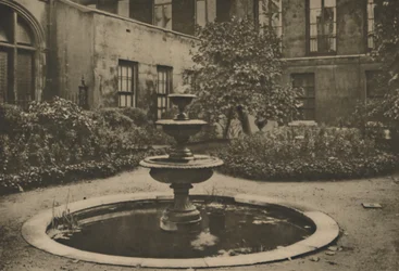 Ancien mûrier et fontaine dans le jardin de Drapers Hall, vers 1935