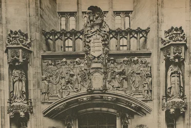 Sculpture en pierre sous les armoiries du Middlesex au Guildhall, Westminster, vers 1935