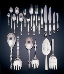 Service de couverts motif gland