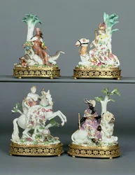 Quatre groupes de Meissen représentant les quatre continents montés avec du bronze doré Louis XVI, modelés par Johann Joachim Kandler, milieu du 18ème siècle