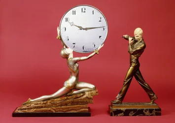 Fille agenouillée avec une horloge et un joueur de flûte