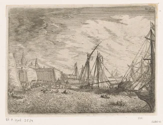 Vue du port avec des voiliers et des galères devant un mur de ville