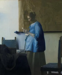 Femme en bleu lisant une lettre