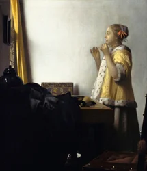 Jeune femme avec un collier de perles