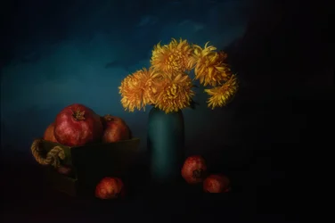 Grenades et chrysanthèmes dorés