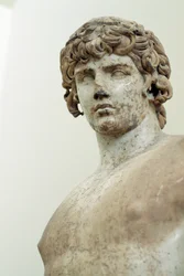 Antinoüs, statue en marbre de Paros, du temple d