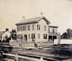Abraham Lincoln posant devant sa maison de Springfield, Massachusetts, vers 1860-1870