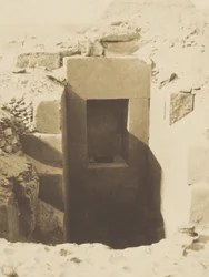 Pyramides de Gizeh, travaux de M. Mariette, porte de granit découverte à gauche du Sphinx