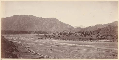 Vue générale des villages de Kadm et du col à gauche de Jumrood