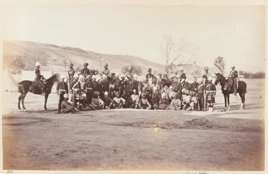 Adjoint général adjoint avec prévôt-maréchal et état-major, vers 1879