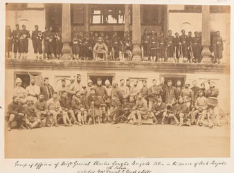 Officiers et hommes de la brigade du brigadier général Gough pris sur la place du palais de Shah Shujah, 1880