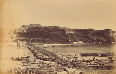 Le Pont des bateaux et le Fort, depuis Khairabad