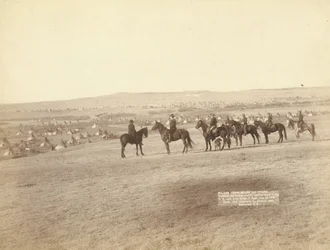 Gén. Miles et son état-major observant le plus grand camp indien hostile aux États-Unis, près de Pine Ridge