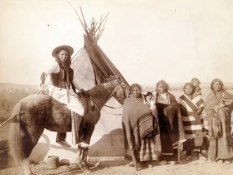 Femmes indiennes Lakota au tipi, 1891