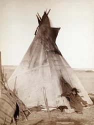 Fille Oglala assise devant un tipi