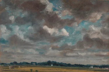 Paysage étendu avec des nuages gris