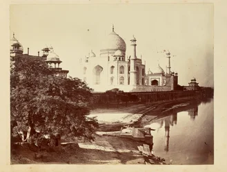 [Taj Mahal depuis les rives de la rivière Yamuna]
