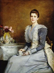 Portrait de Mme Joseph Chamberlain, assise aux trois quarts à une table de thé, portant une robe grise et blanche, 1891
