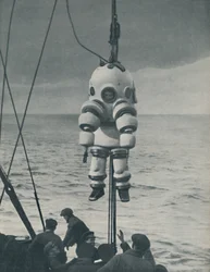 La lutte éternelle contre la mer : Caisse blindée pour le plongeur en haute mer, vers 1935