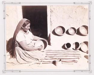 Femme polissant une poterie
