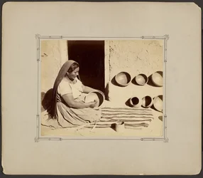 Femme polissant des poteries