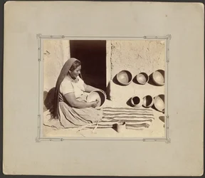 Femme polissant des poteries