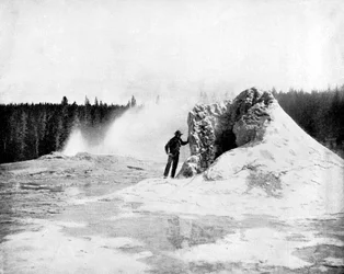 Cratère du geyser Giant, parc national de Yellowstone, États-Unis, 1893