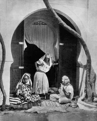 Groupe de femmes maures, Algérie, v.1890, photographie de John Lawson Stoddard (1850-1931), voyageur et conférencier, publication éducative pour Chicago