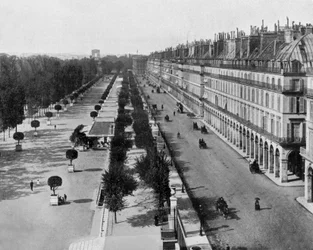 Rue de Rivoli à Paris, à gauche le jardin des Tuileries, à l