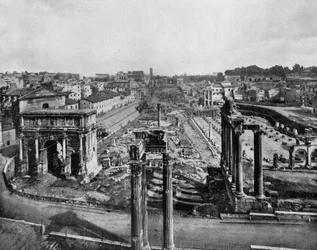 Le Forum romain avec les ruines de monuments antiques : arc de Septime Sévère (g.), colonnes du temple de Saturne (d.) et colonnes du temple de Vespasien (c., premier plan)