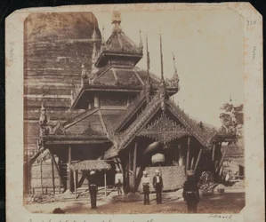 Vue nord-est de la Grande Pagode à Prome (Pyay)