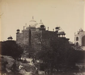 Taj Mahal, vue arrière de la maison de repos, avec figure, vers 1858-1862