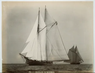 Les goélettes RESOLUTE +
REPUBLIC, probablement dans les années 1890 (Tirage albuminé)