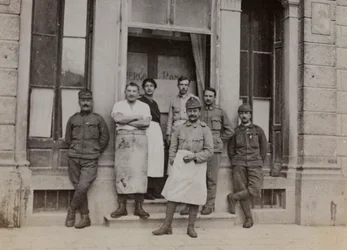 Album "Meine weltkriegs - Erinnerungen Front Sud-Ouest (Carinthie, Italie, Tyrol du Sud) 31/03/1915-12/11/1918 - Josef Zohles Wien": portrait de groupe devant