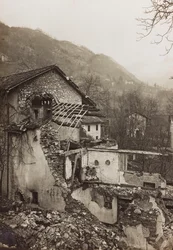 Album "Meine weltkriegs - Erinnerungen Front Sud-Ouest (Carinthie, Italie, Tyrol du Sud) 31/03/1915-12/11/1918 - Josef Zohles Wien": décombres d