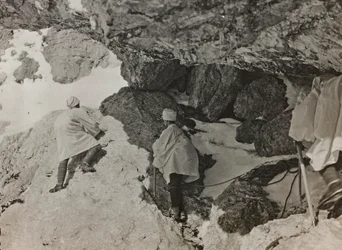Album "Meine weltkriegs - Erinnerungen Front Sud-Ouest (Carinthie, Italie, Tyrol du Sud) 31/03/1915-12/11/1918 - Josef Zohles Wien": bunker militaire en montagne