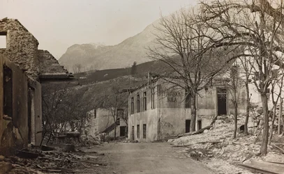 Album "Meine weltkriegs - Erinnerungen Front Sud-Ouest (Carinthie, Italie, Tyrol du Sud) 31/03/1915-12/11/1918 - Josef Zohles Wien": décombres à Bovec
