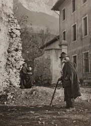 Album "Meine weltkriegs - Erinnerungen Front Sud-Ouest (Carinthie, Italie, Tyrol du Sud) 31/03/1915-12/11/1918 - Josef Zohles Wien": vieil homme sur une route de campagne