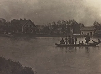 Album "Meine weltkriegs - Erinnerungen South-West Front (Carinthie, Italie, Tyrol du Sud) 31/03/1915-12/11/1918 - Josef Zohles Wien": bateau sur la rivière Drava