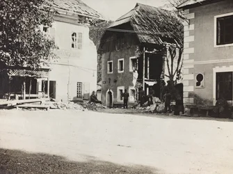 Album "Meine weltkriegs - Erinnerungen South-West Front (Carinthie, Italie, Tyrol du Sud) 31/03/1915-12/11/1918 - Josef Zohles Wien" : place avec décombres