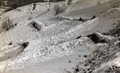 Tranchées dans la neige