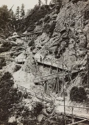 Album "Meine weltkriegs - Erinnerungen South-West Front (Carinthie, Italie, Tyrol du Sud) 31/03/1915-12/11/1918 - Josef Zohles Wien": passerelles en bois vers la montagne