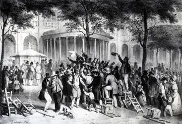 Lecture des décisions publiées dans le journal Moniteur dans les jardins du Palais Royal à Paris, le 26 juillet