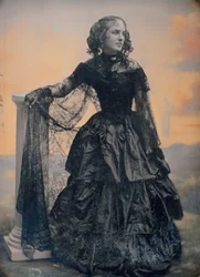 Femme en robe de taffetas noir et châle de dentelle, vers 1850