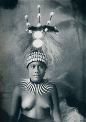 Une femme samoane portant un collier de dents de cachalot et une coiffe cérémonielle, 1902