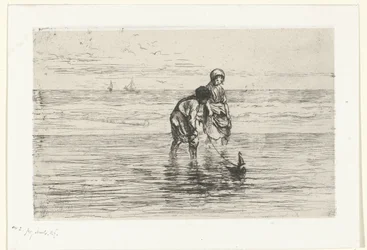 Enfants jouant avec un bateau sur la plage