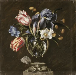 Tulipes, jonquilles, iris et autres fleurs dans un vase en verre sur un socle sculpté, avec un papillon
